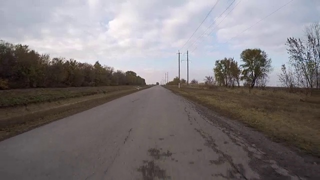 在路上开车。视频素材画面2