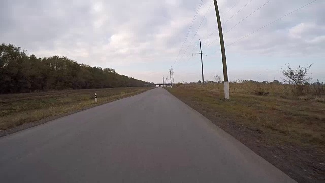 在路上开车。视频素材画面3