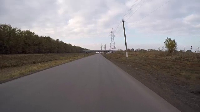 在路上开车。视频素材画面4
