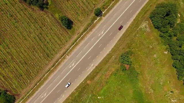 乡村高速公路和几辆快速行驶的汽车视频素材