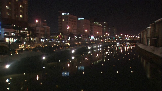 夜晚，城市灯光映照在小樽运河的水面上。视频素材