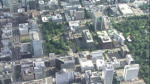 窗户在日本札幌市中心的一幢高层建筑上闪闪发光。视频素材