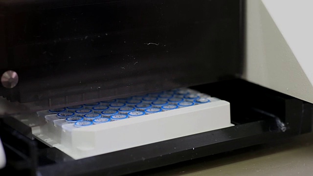 微型板在紧凑型可编程8通道洗衣机吸引器视频素材画面2