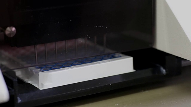 微型板在紧凑型可编程8通道洗衣机吸引器视频素材画面3