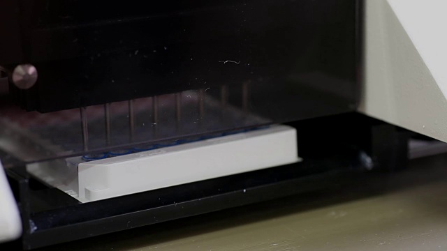 微型板在紧凑型可编程8通道洗衣机吸引器视频素材画面4