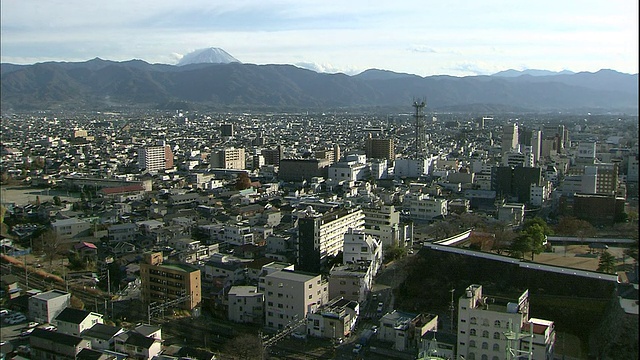 富士山耸立在日本的口福市。视频素材