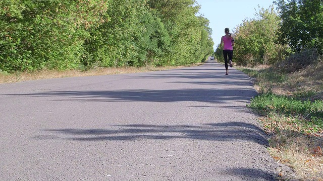 健身女运动员在路上跑掉了视频素材