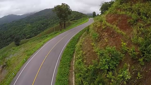 鸟瞰图-汽车在山间蜿蜒的道路上。泰国。视频素材