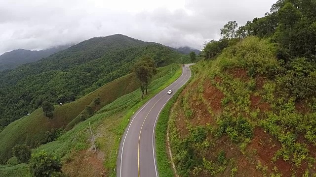 鸟瞰图-汽车在山间蜿蜒的道路上。泰国。视频素材