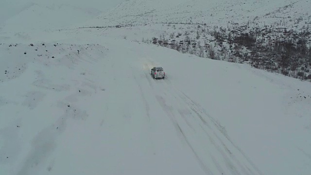 在冬天下雪的路上开车视频素材