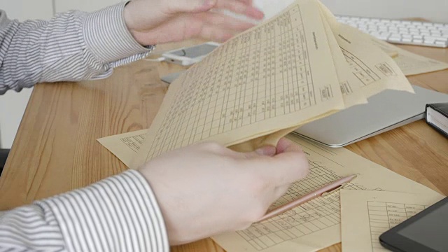 坐在办公桌前签署合同的商人视频素材画面2