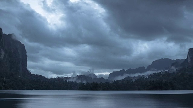 泰国RatchaPrapha湖上云雾飘雨延时视频视频下载