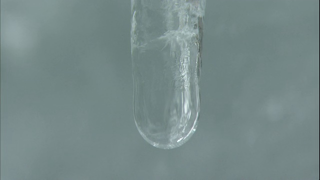 冰从正在融化的冰柱上滴下。视频素材