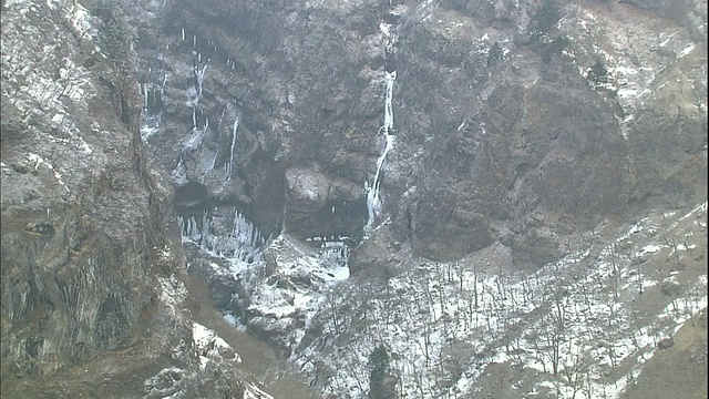 日本奥日市的unyu山谷被大雪覆盖。视频素材