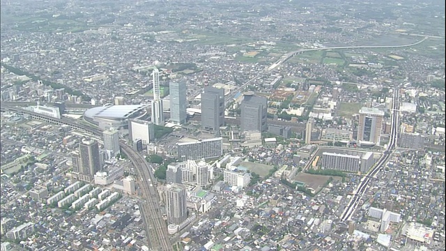 一条城市街道横切日本大宫崎玉新城市中心区域。视频素材