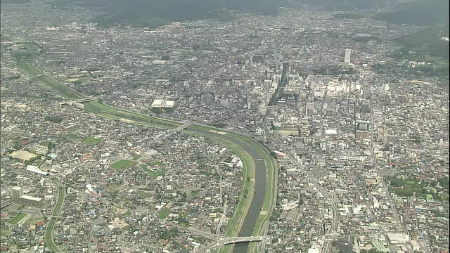 荒川河(Arakawa River)蜿蜒流过口阜市和口阜站。视频素材