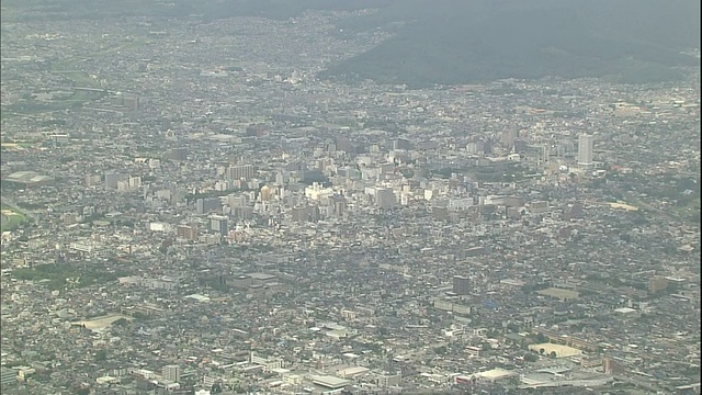 群山环绕着日本山梨县的口夫县市区。视频素材