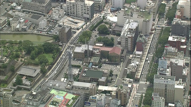 日本山梨县会议厅外的停车场上停着一辆汽车。视频素材