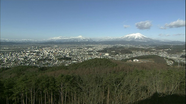 大雪覆盖了日本盛冈市附近的岩手山。视频素材