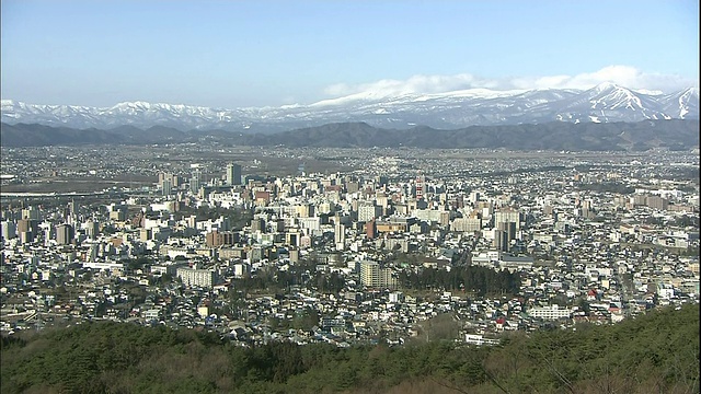 大雪覆盖了日本盛冈市附近的岩手山。视频素材