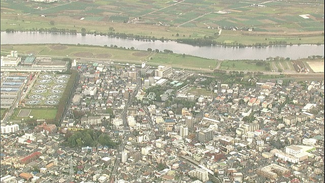 江户川与日本东京Shibamata地区的一个居民区接壤。视频素材