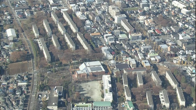 日本东京国立市的街道上交通繁忙。视频素材