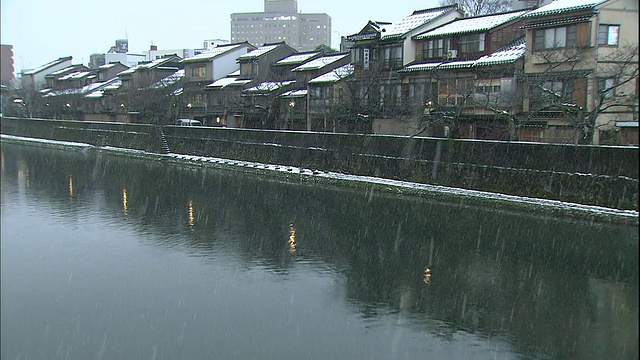 雪落在和町茶屋区浅川河边的木屋上。视频素材