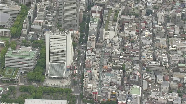 东京中野站附近的街道上，车辆在行驶。视频素材