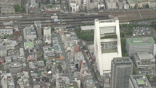 东京中野站和太阳广场附近的交通和行人往来频繁。视频素材