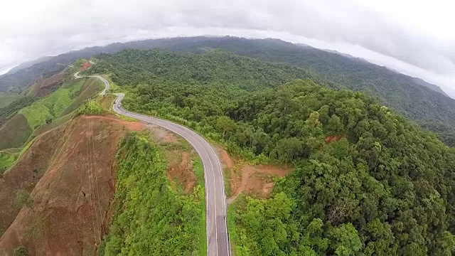 空中汽车在山间蜿蜒的道路上行驶。泰国。视频素材