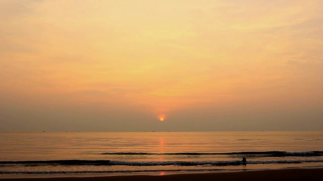 夏日清晨海滩上的日出视频下载