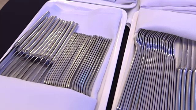 餐具堆放整齐视频素材画面1