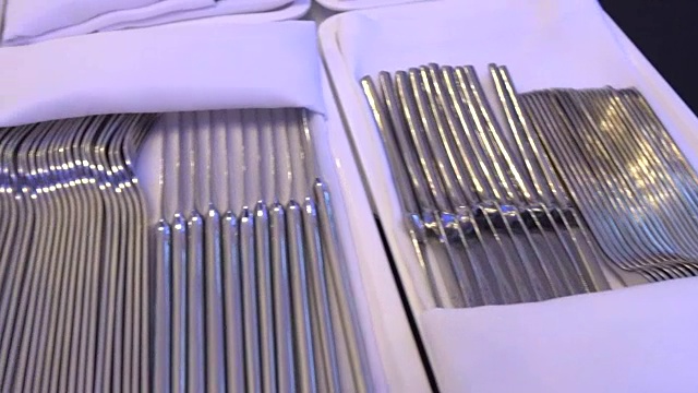 餐具堆放整齐视频素材画面3