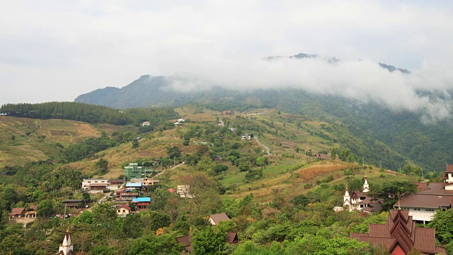 云在乡村地区村庄上方的山上移动4K UHD 3840x2162视频素材