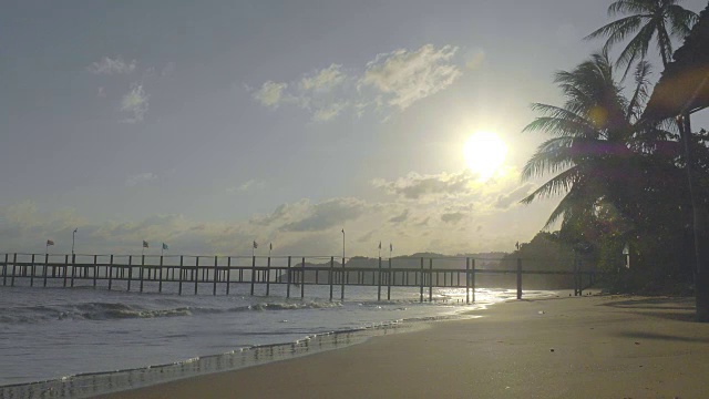 海滩上美丽的日落视频素材