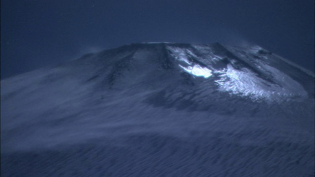 在日本，雪吹过岩手山。视频素材