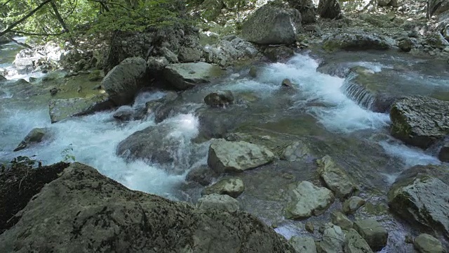 石头、山河和小瀑布视频素材