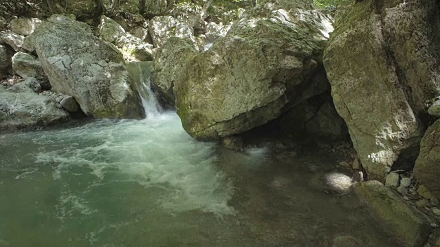 山河在石头间流动视频素材