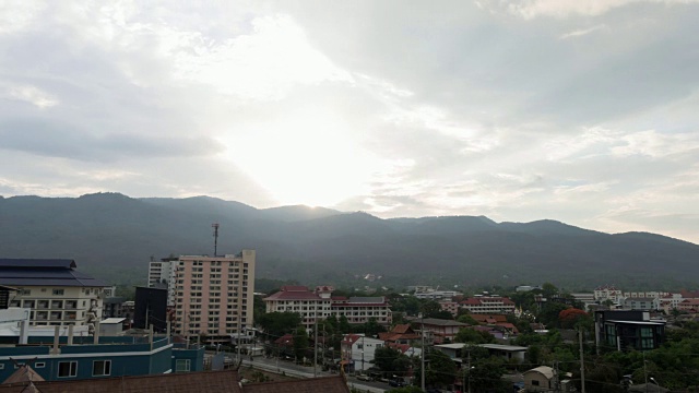 日落时分的山景、城市景观和道路上的交通(延时)视频素材