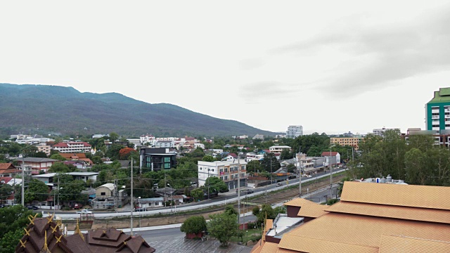 早晨的山景、城市景观和道路交通(延时)视频素材