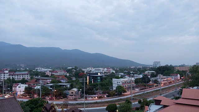 早晨的山景、城市景观和道路交通(从晚上到白天的时间推移)视频素材