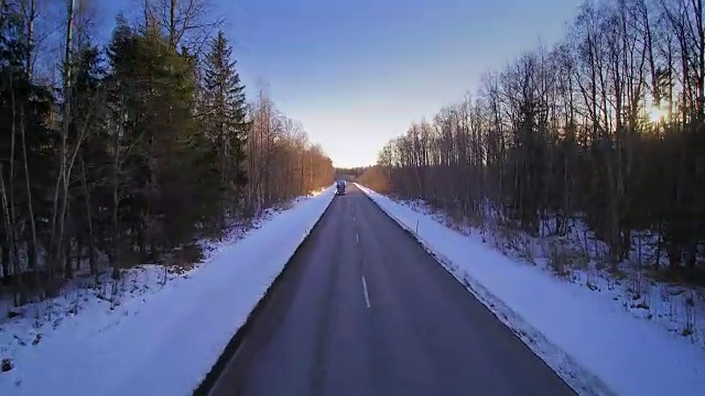 公路的鸟瞰图，旁边有厚厚的积雪视频素材