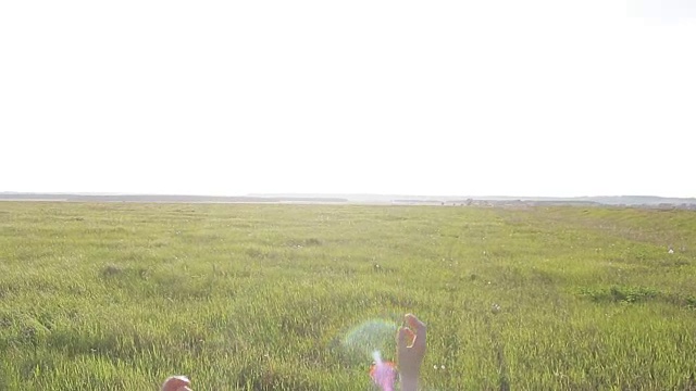 日落时分田野里的小英雄视频素材画面1