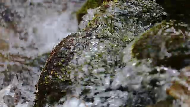 特写的水流与白色和透明的气泡。视频素材