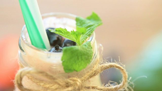 夏日水果蔬菜奶昔视频素材画面1