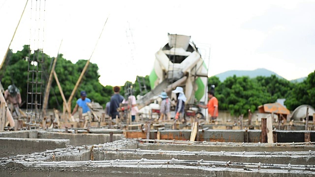 工人们为房屋建筑浇筑水泥地基视频素材