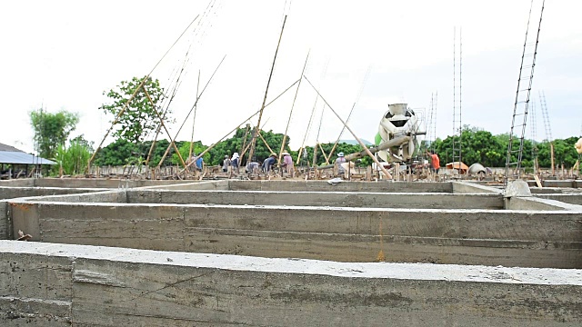 工人们为房屋建筑浇筑水泥地基视频素材