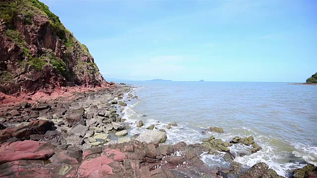 在泰国chanthaburi省的天然粉红色岩石与强烈的海浪视频素材