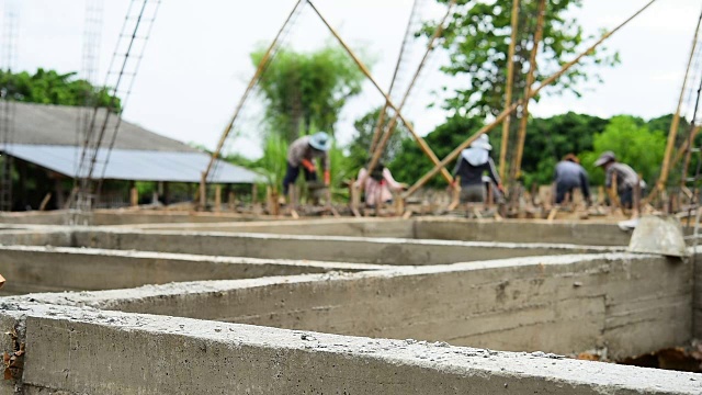 工人们为房屋建筑浇筑水泥地基视频素材