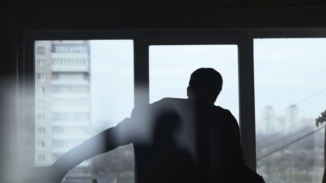 靠窗穿西服的男人视频素材画面1
